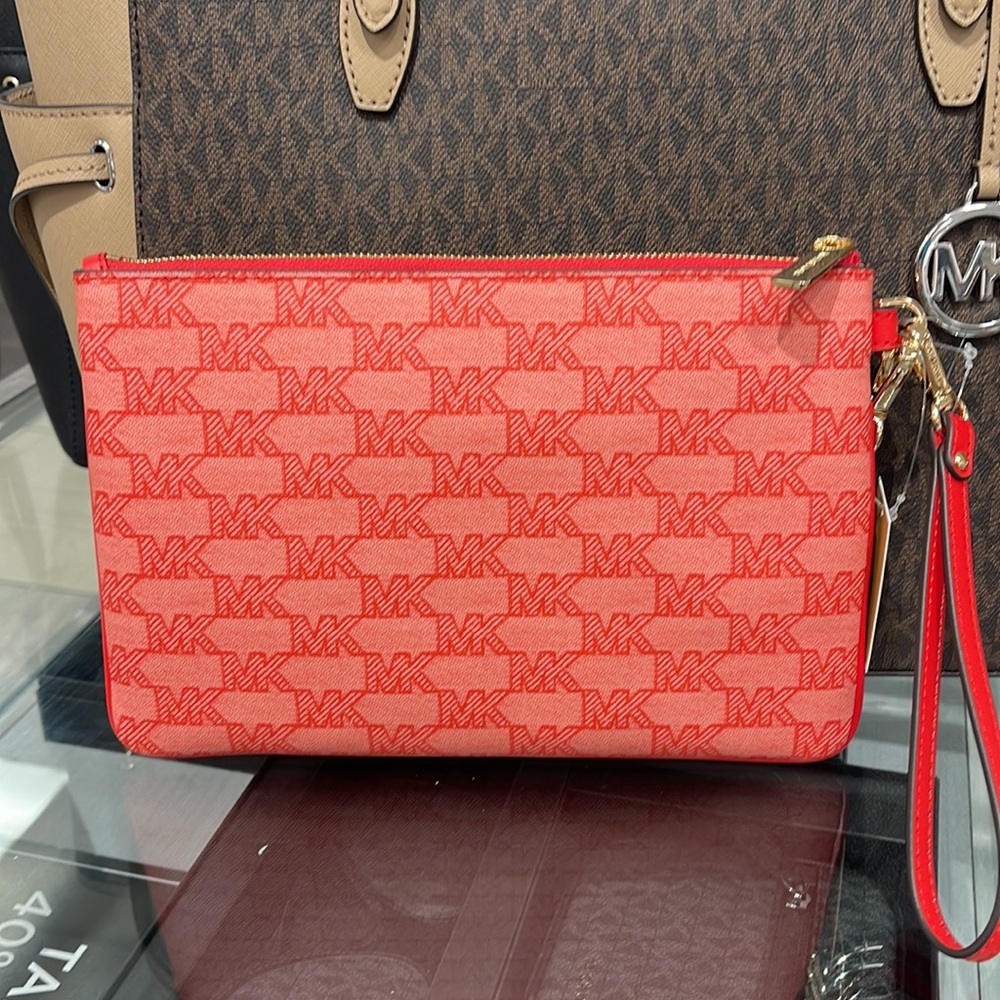 MICHAEL KORS JET SET ITEM LG 2 in 1 CARD CASE & WRISTLET
Dark Sangria
NWT - Picture 11 of 16
